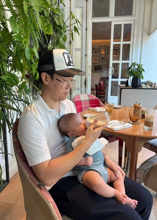 Vợ chồng Lê Hiếu tự tay chăm sóc con trai, không cần đến người giúp việc.