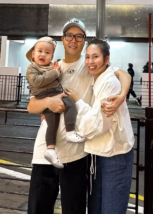 Vợ chồng Lê Hiếu thoải mái chia sẻ hình ảnh con trai thay vì giấu kín như nhiều sao Việt.