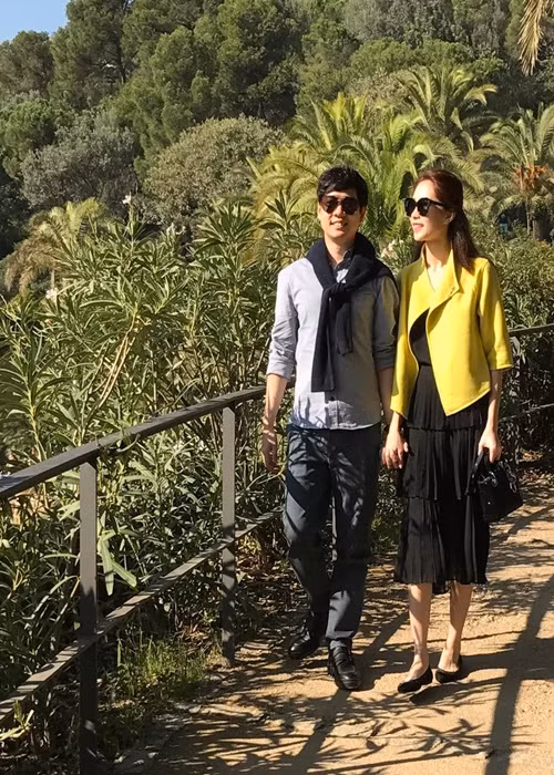 Doanh nhân Trung Tín vừa dành lời ngọt ngào cho Hoa hậu Đặng Thu Thảo dịp sinh nhật. Anh viết: "Với con đường còn dài trước mắt, chỉ mong được tiếp tục vượt trở ngại cùng em. Chúc mừng sinh nhật honey. Xin lỗi em vì con đường này ngoằn nghèo và nhiều ổ gà quá". Đi kèm với đó, chồng Thu Thảo đăng tải hình ảnh của hai người vào gần 10 năm trước.