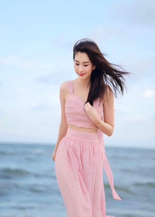 Hoa hậu Việt Nam 2012 giữ được sức hút nhờ vẻ ngoài xinh đẹp.