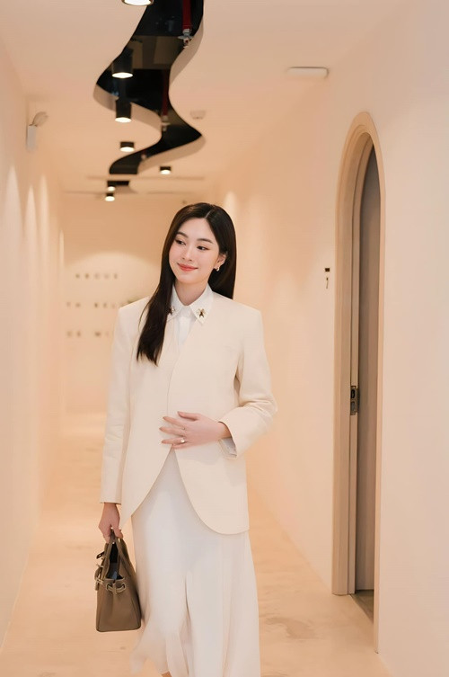 Thi thoảng, cô mới tham gia sự kiện, làm người mẫu ảnh.