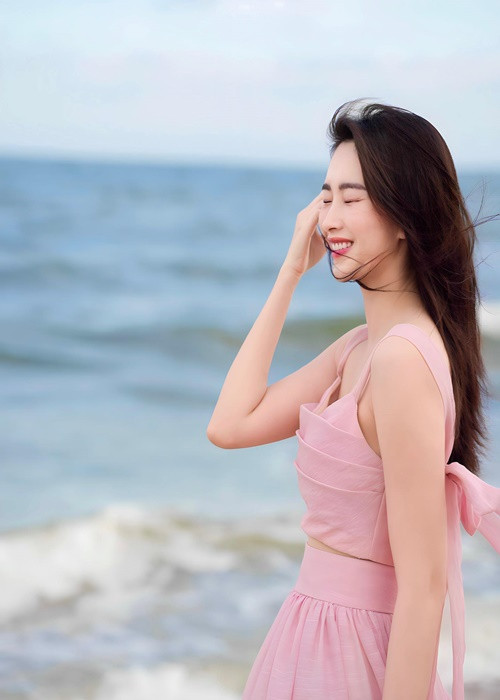 Sau 2 lần sinh nở, Thu Thảo vẫn giữ được vóc dáng thon gọn.