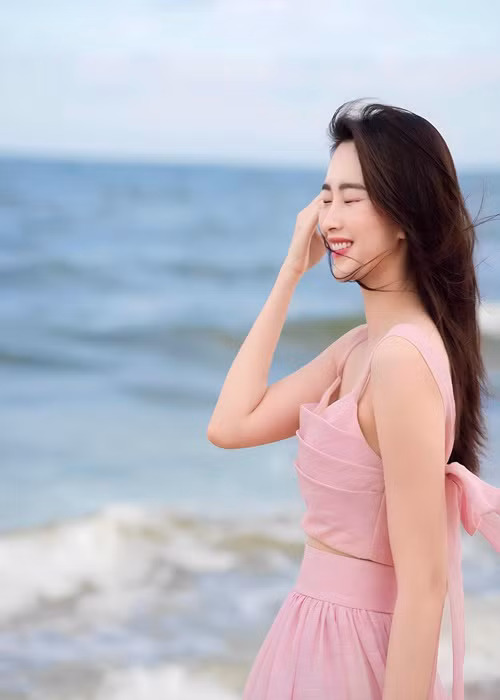 Sau 2 lần sinh nở, Thu Thảo vẫn giữ được vóc dáng thon gọn.