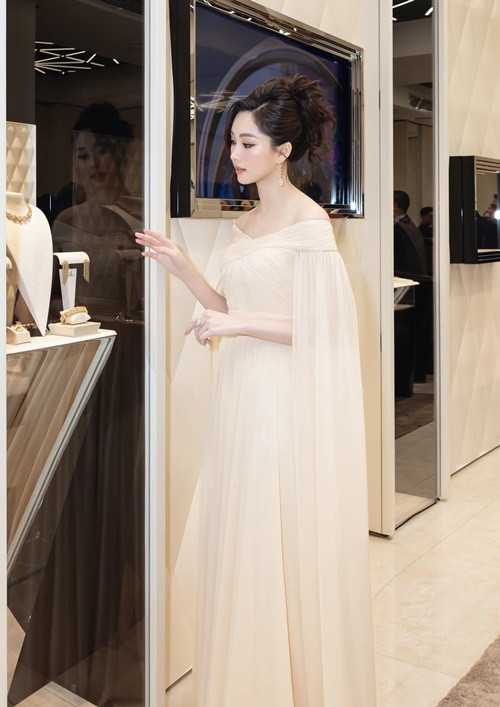 Thu Thảo khoe vẻ sang trọng tại sự kiện. Ảnh: FBNV.