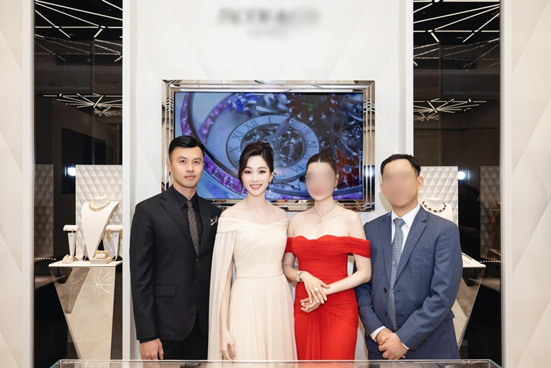 Thu Thảo chụp ảnh cùng một người bạn khi tham dự sự kiện mới đây. Ảnh: FBNV.