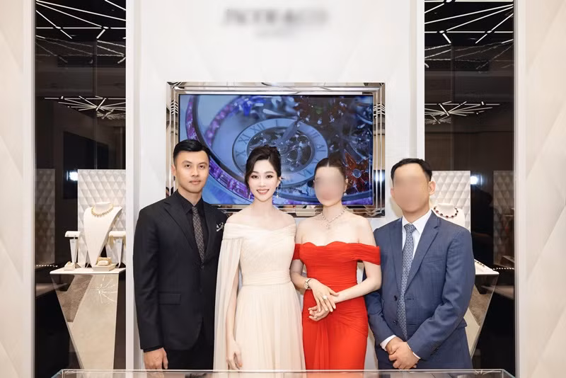 Thu Thảo chụp ảnh cùng một người bạn khi tham dự sự kiện mới đây. Ảnh: FBNV.