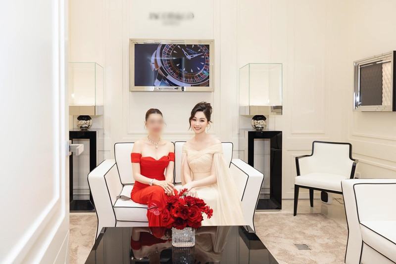 Khuyên tai và nhẫn kim cương Thu Thảo đeo trị giá khoảng 110 tỷ đồng. Ảnh: FBNV.