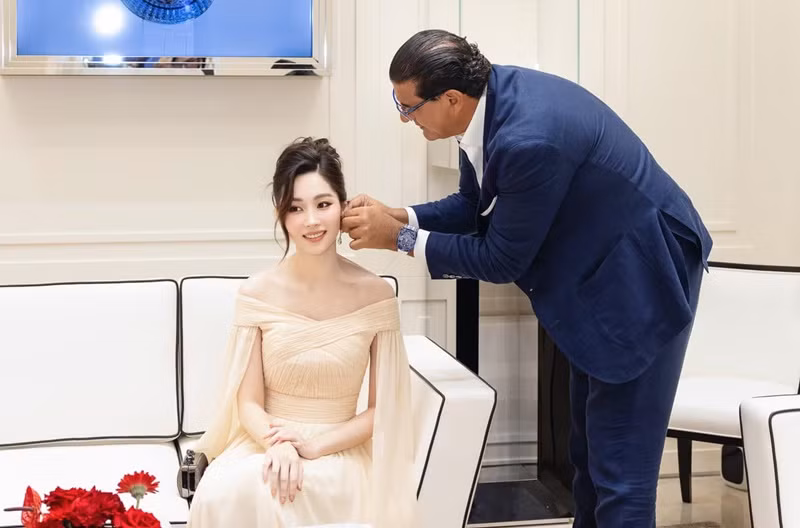 Thu Thảo được chính tay chủ tịch thương hiệu giúp lựa chọn và đeo trang sức. Ảnh: FBNV.