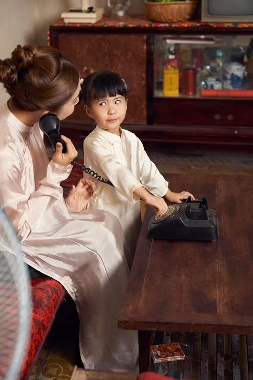 Bé Sol có nhiều biểu cảm đáng yêu khi chụp ảnh Tết.