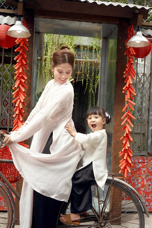  Con gái của Jack và Thiên An diện trang phục áo dài đôi cùng mẹ.