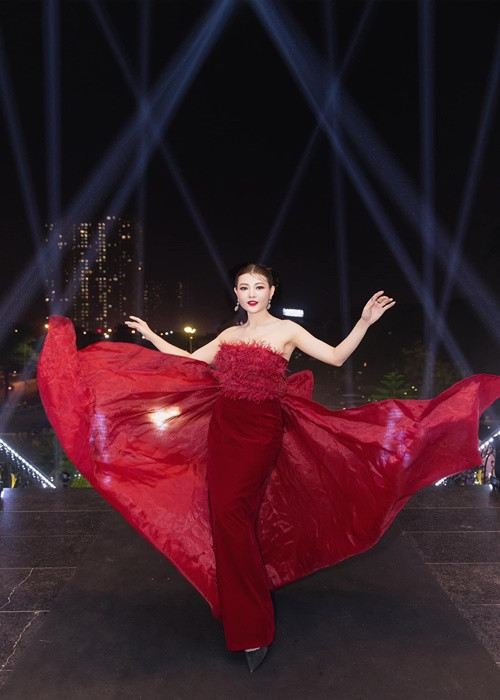 Thanh Hương chuộng mặc gợi cảm khi tham gia sự kiện.