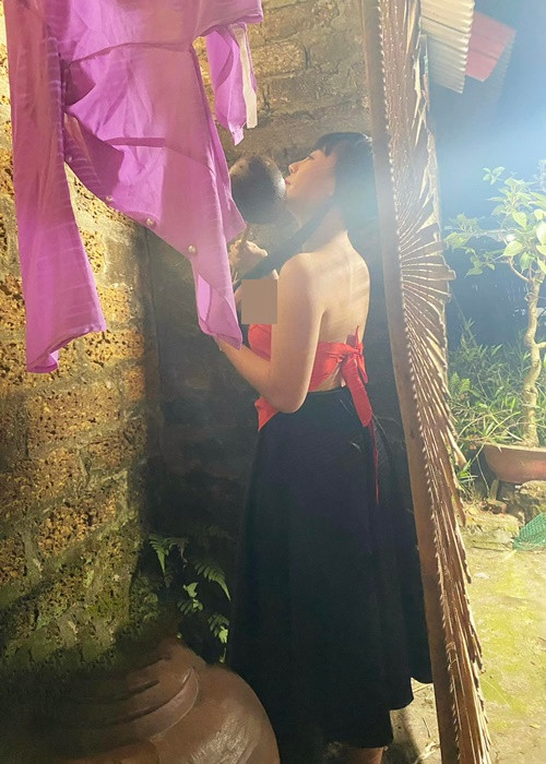 Đăng tải hình ảnh mặc áo yếm ở hậu trường quay một dự án gần đây, cô "than thở": "Năm nào cũng tắm. Cứ mỗi dịp Tết đến xuân về, trời đông giá rét, các bác lại lôi cháu nó ra cho tắm đêm 1 lần. Cháu mát lắm các bác ơi".