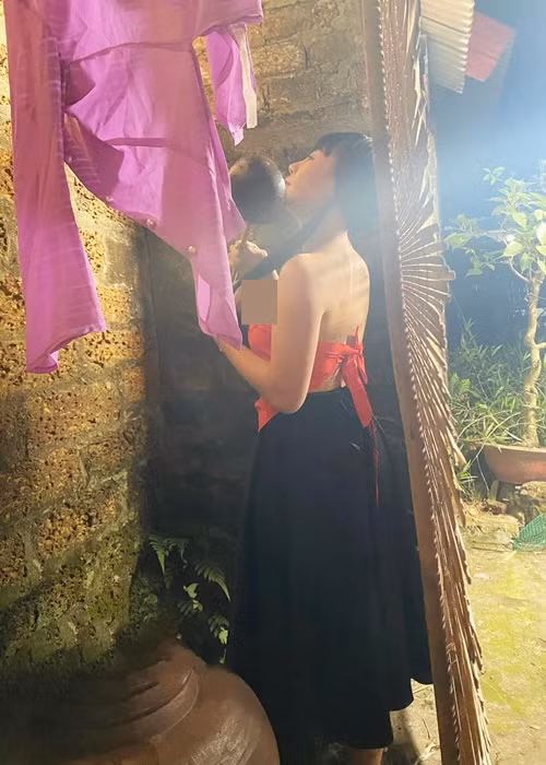 Đăng tải hình ảnh mặc áo yếm ở hậu trường quay một dự án gần đây, cô "than thở": "Năm nào cũng tắm. Cứ mỗi dịp Tết đến xuân về, trời đông giá rét, các bác lại lôi cháu nó ra cho tắm đêm 1 lần. Cháu mát lắm các bác ơi".