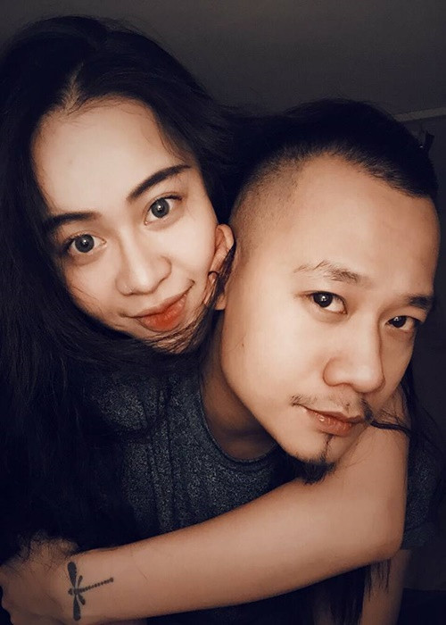 Trong một cuộc phỏng vấn, "yêu nữ hàng hiệu" chia sẻ, vì ấn tượng với một bài hát do Nguyễn Đức Cường chia sẻ trên Facebook, cô nhắn tin làm quen với nam nhạc sĩ.