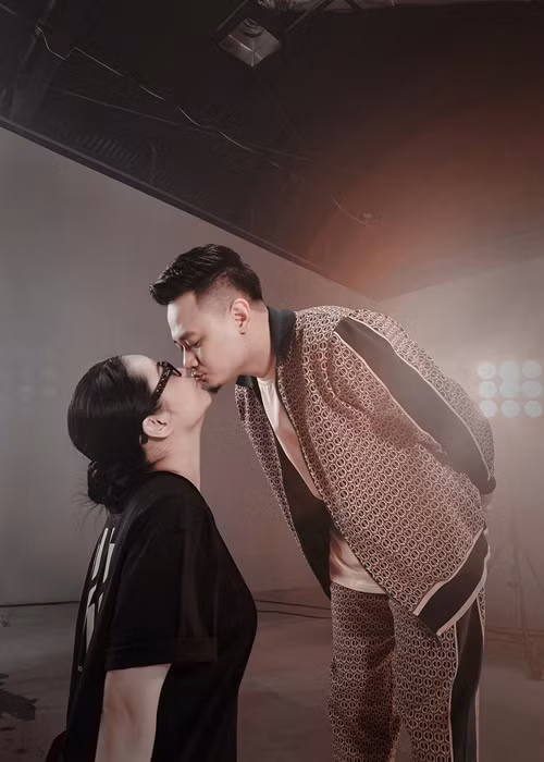 Vũ Hạnh Nguyên luôn quan tâm, chăm sóc Nguyễn Đức Cường. Khi bạn trai làm việc căng thẳng, cô hỏi han, sẵn sàng cùng anh đi lang thang để xả stress.