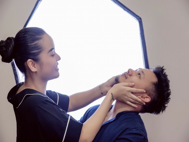 Nguyễn Đức Cường chia sẻ trên Vietnamnet: "Chúng tôi yêu nhau chỉ 3 ngày sau khi Nguyên chủ động làm quen với tôi nhưng ở cô ấy càng ngày chúng tôi càng có nhiều sự đồng cảm".