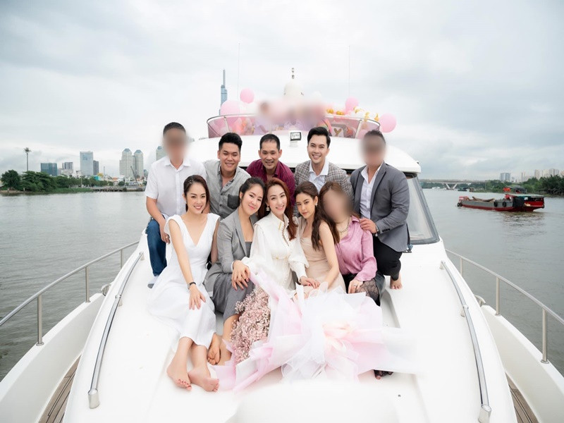 Ngân Khánh và Thiếu Quân thi thoảng gặp gỡ bạn bè tại Việt Nam.