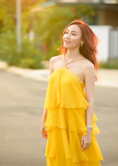 Ngân Khánh chăm tập thể dục để giữ dáng, duy trì độ dẻo dai, linh hoạt và trẻ trung của cơ thể. Ngoài ra, cô ăn uống lành mạnh, chú trọng chăm sóc da.