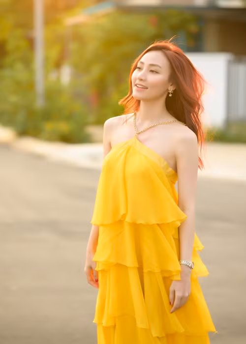 Ngân Khánh chăm tập thể dục để giữ dáng, duy trì độ dẻo dai, linh hoạt và trẻ trung của cơ thể. Ngoài ra, cô ăn uống lành mạnh, chú trọng chăm sóc da.