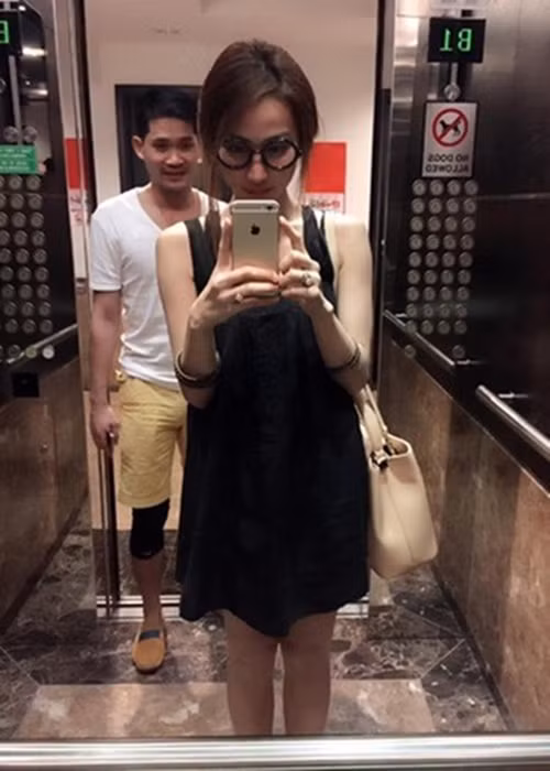 Vợ chồng Ngân Khánh giữ liên lạc bằng cách Facetime mỗi ngày hoặc Đỗ Thiếu Quân sang Singapore thăm vợ.