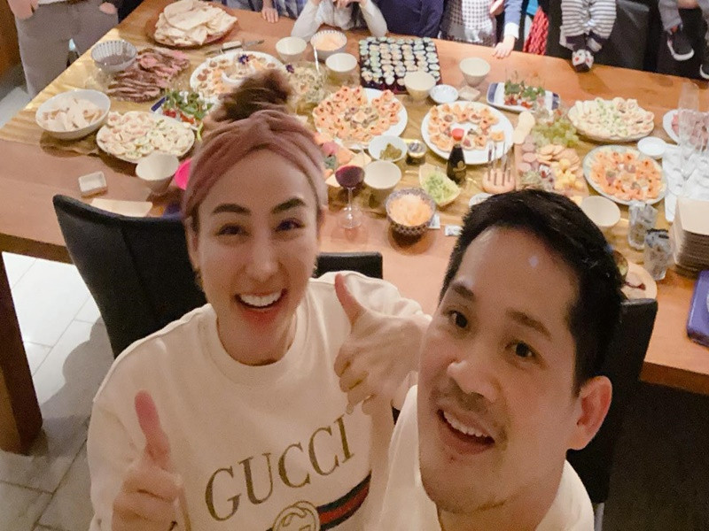 Ngân Khánh và Thiếu Quân sang Hà Lan thăm gia đình vào dịp hè hoặc Giáng sinh.