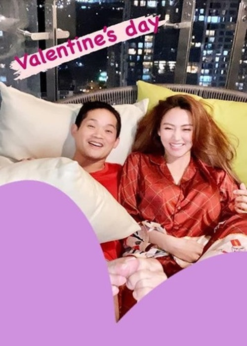 Cặp đôi kết hôn năm 2015. Cùng năm, Ngân Khánh bất ngờ tuyên bố tạm xa showbiz để đi du học ngành sản xuất phim điện ảnh tại Singapore.