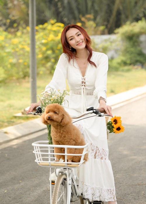 Ở tuổi 39, Ngân Khánh nhận được nhiều lời khen cho vóc dáng, làn da.