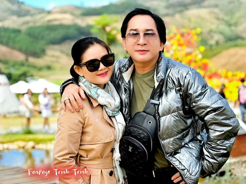 Sau 3 tháng nhắn tin với người thứ ba, Kim Tử Long bị Trinh Trinh phát hiện. Nam nghệ sĩ kể hết mọi chuyện với vợ và chấm dứt tình cảm với người thứ ba.