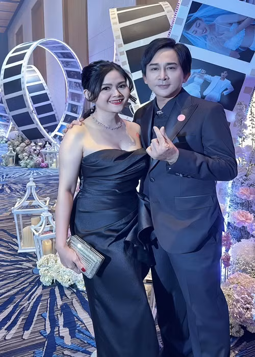 Được một khán giả tỏ tình, Kim Tử Long rung động và nói dối Trinh Trinh.