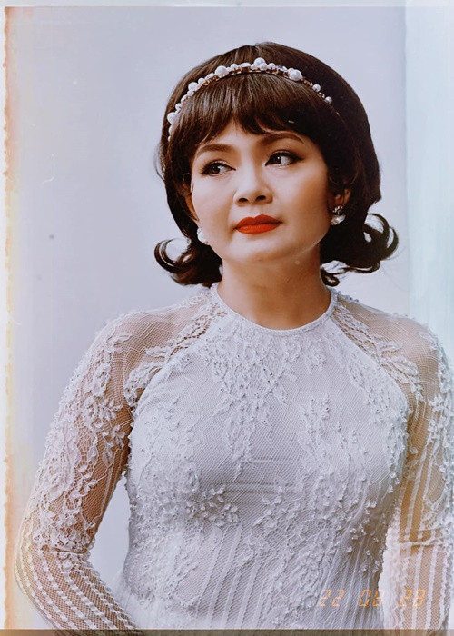 “Nhưng mọi người hãy nghĩ rộng ra một người đàn ông thú nhận chuyện ngoại tình trước cả triệu khán giả thì đây là tình yêu đích thực anh ấy dành cho Trinh”, vợ Kim Tử Long cho hay.