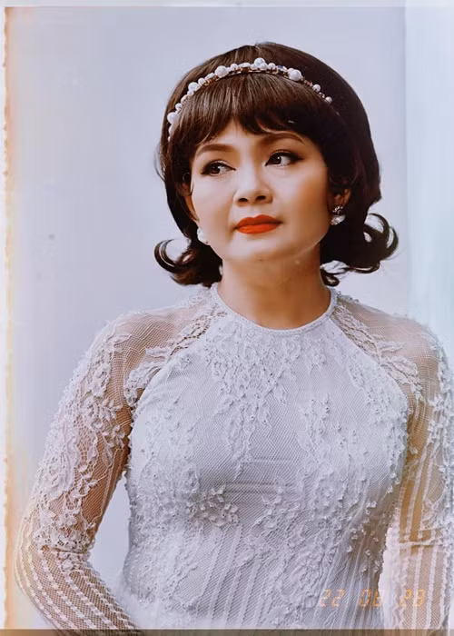 “Nhưng mọi người hãy nghĩ rộng ra một người đàn ông thú nhận chuyện ngoại tình trước cả triệu khán giả thì đây là tình yêu đích thực anh ấy dành cho Trinh”, vợ Kim Tử Long cho hay.