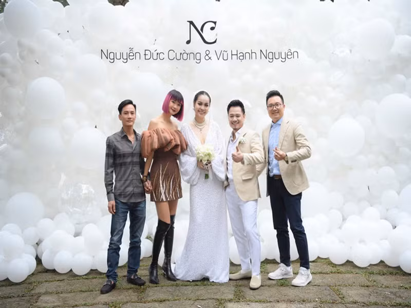 Vợ chồng siêu mẫu Hạ Vy cũng tham đự đám cưới. Ảnh: Vietnamnet.