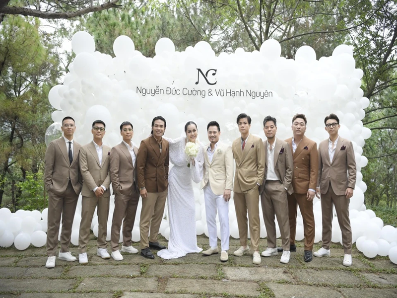 Theo Znews, dàn phù rể của Nguyễn Đức Cường có 4 thành viên nhóm OPlus, ca sĩ Đinh Mạnh Ninh, ca sĩ Dương Trần Nghĩa, nhạc sĩ Dương Trường Giang, ca sĩ YanBi. Ảnh: Znews.