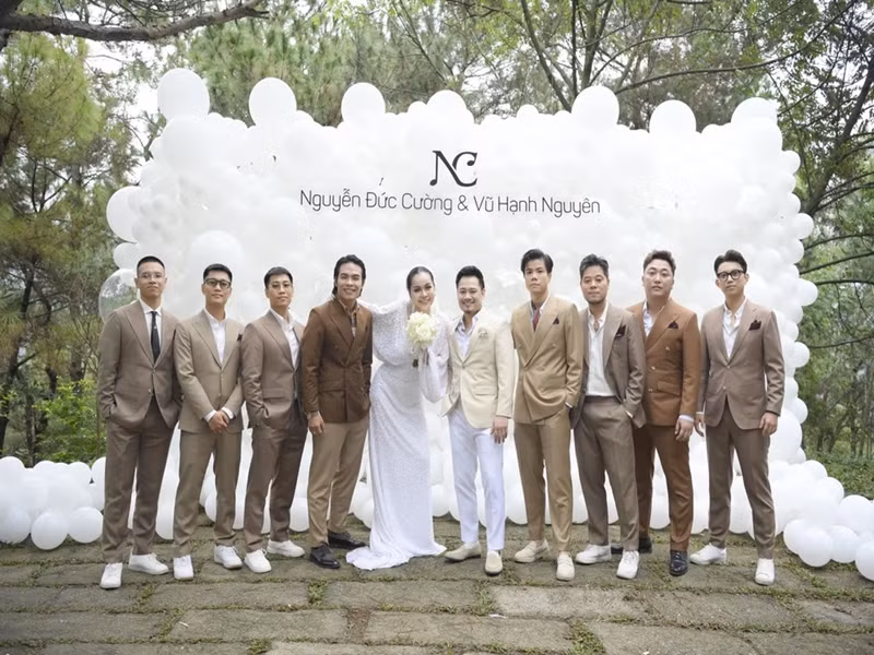 Theo Znews, dàn phù rể của Nguyễn Đức Cường có 4 thành viên nhóm OPlus, ca sĩ Đinh Mạnh Ninh, ca sĩ Dương Trần Nghĩa, nhạc sĩ Dương Trường Giang, ca sĩ YanBi. Ảnh: Znews.