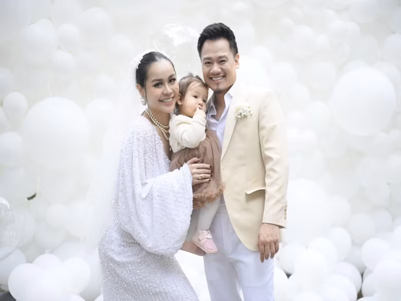 Vợ chồng Nguyễn Đức Cường bế con gái của Anh Tuấn. Ảnh: Dân Trí.