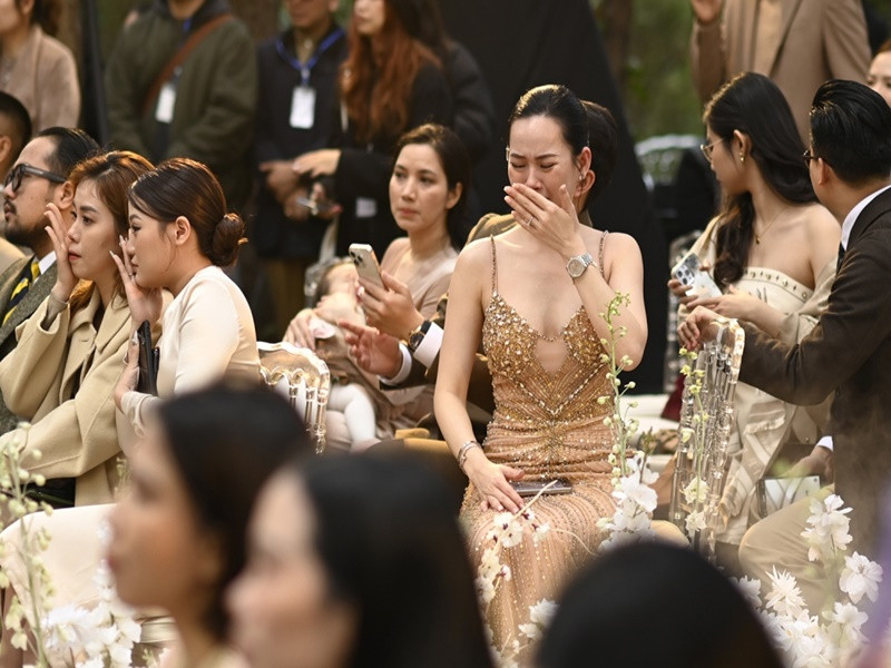 Một khách mời bật khóc. Ảnh: VOV.