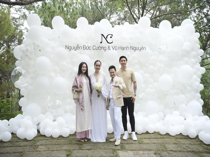 Đám cưới của Nguyễn Đức Cường có nhiều người nổi tiếng tham dự. Trong ảnh là vợ chồng cầu thủ Đoàn Văn Hậu đến chúc mừng Nguyễn Đức Cường. Ảnh: Znews.