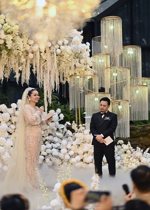 "Đi đâu bố cũng muốn anh đưa đi, thay vì em, một đứa con gái tính cách rất là giống con trai. Gần như là anh đã trở thành con trai của bố. Vì những tình cảm anh dành cho bố, sự quan tâm mà anh dành cho bố, mà em nghĩ em đã chọn đúng người. Hôm nay, bố đang ở đây với chúng ta, cùng em và anh", VOV dẫn lời Vũ Hạnh Nguyên. Ảnh: VOV.