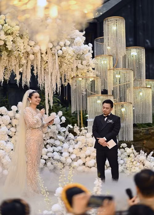 "Đi đâu bố cũng muốn anh đưa đi, thay vì em, một đứa con gái tính cách rất là giống con trai. Gần như là anh đã trở thành con trai của bố. Vì những tình cảm anh dành cho bố, sự quan tâm mà anh dành cho bố, mà em nghĩ em đã chọn đúng người. Hôm nay, bố đang ở đây với chúng ta, cùng em và anh", VOV dẫn lời Vũ Hạnh Nguyên. Ảnh: VOV.