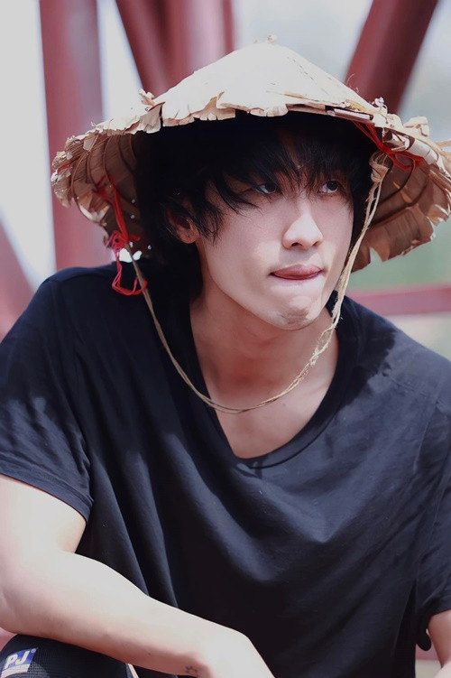 Từ hồi 3 tuổi, Tuấn Trần đã bắt đầu bán vé số phụ mẹ. Bố anh mất khi anh học lớp 10.