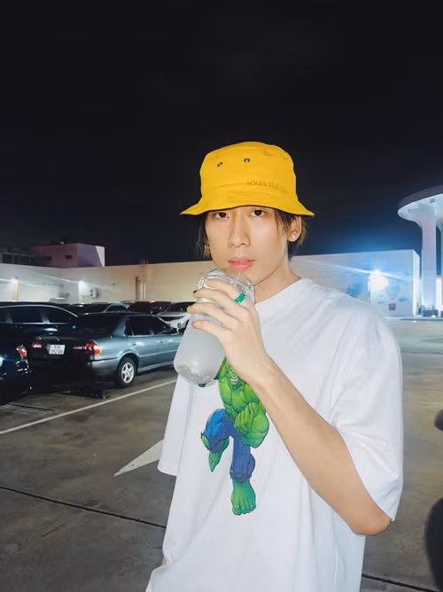  Diễn viên Tuấn Trần xuất thân nghèo khó. Trong cuộc phỏng vấn với Znews, nam diễn viên cho biết, gia đình anh sống trong một căn nhà rất nhỏ.