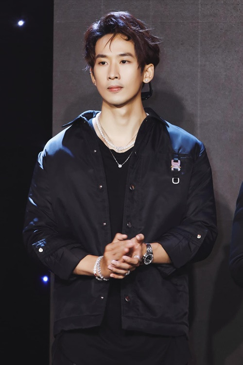 Khi còn là sinh viên, Tuấn Trần làm nhiều nghề để có tiền trang trải học phí. Có thời gian, nam diễn viên làm gia sư.