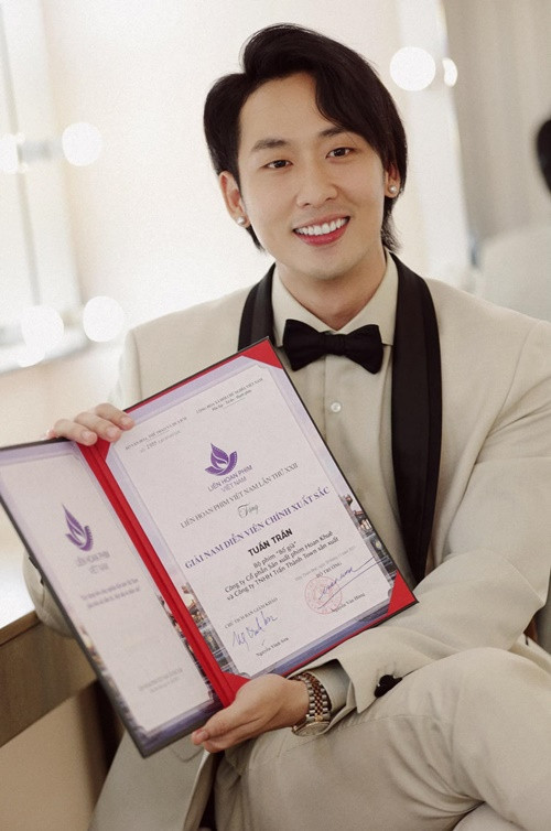 Khi học ngành quản trị kinh doanh tại một trường đại học, Tuấn Trần tham gia một cuộc thi tài năng sinh viên và giành giải nhất.