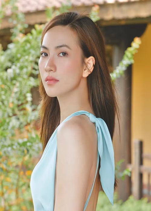 Đóng chung phim Tết 2024 Mai cùng Tuấn Trần, Phương Anh Đào cũng từng nghèo khó. Cô chia sẻ trên truyền thông, ngày cô còn nhỏ, gia đình vô cùng khó khăn.