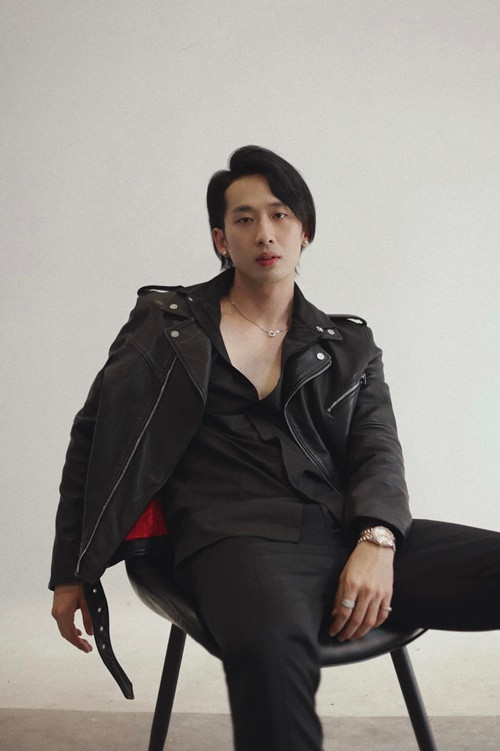 Sau cuộc thi tài năng sinh viên, Tuấn Trần thử đi casting và được chọn đóng phim Mùa oải hương năm ấy. Từ đó, anh theo đuổi nghệ thuật.