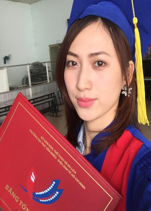 Phương Anh Đào thi đỗ vào trường Đại học Sân khấu - Điện ảnh TPHCM. Khi còn là sinh viên, cô tham gia đóng MV, quảng cáo để kiếm thêm thu nhập. Nữ diễn viên sinh năm 1992 tham gia nhiều phim điện ảnh như: Nhắm mắt thấy mùa hè, Em gái mưa, Chàng vợ của em, Chiếm đoạt.