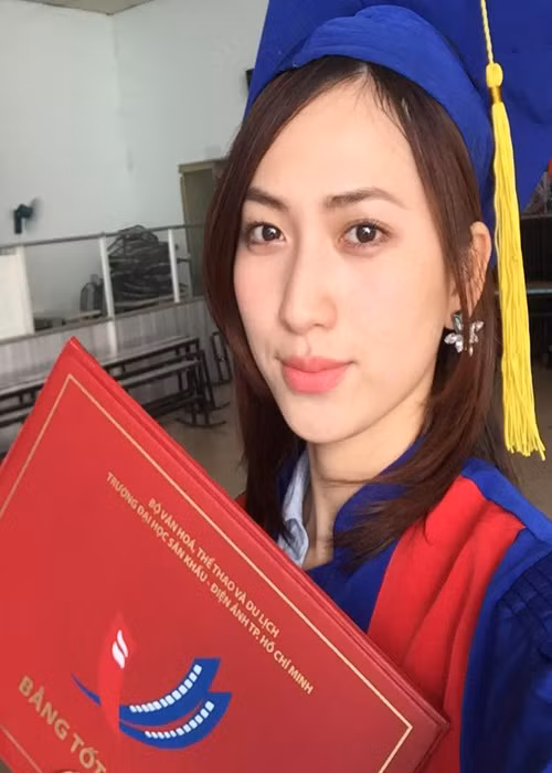 Phương Anh Đào thi đỗ vào trường Đại học Sân khấu - Điện ảnh TPHCM. Khi còn là sinh viên, cô tham gia đóng MV, quảng cáo để kiếm thêm thu nhập. Nữ diễn viên sinh năm 1992 tham gia nhiều phim điện ảnh như: Nhắm mắt thấy mùa hè, Em gái mưa, Chàng vợ của em, Chiếm đoạt.