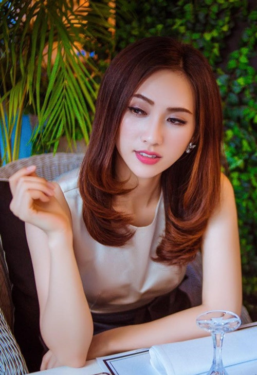 “Tôi chưa bao giờ thấy ngại vì chuyện đó bởi tôi lớn lên nhờ gánh xôi của mẹ. Mỗi lần về quê, tôi đều ra bán xôi, đỡ đần cho cha mẹ. Cứ 5-6h sáng là lại ra chợ, mẹ bán còn tôi thu tiền", Phương Anh Đào chia sẻ trên Dân Trí.