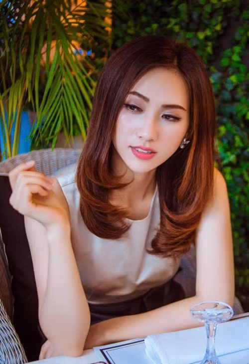 “Tôi chưa bao giờ thấy ngại vì chuyện đó bởi tôi lớn lên nhờ gánh xôi của mẹ. Mỗi lần về quê, tôi đều ra bán xôi, đỡ đần cho cha mẹ. Cứ 5-6h sáng là lại ra chợ, mẹ bán còn tôi thu tiền", Phương Anh Đào chia sẻ trên Dân Trí.