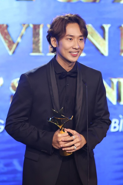 Tuấn Trần nổi tiếng sau khi đóng phim điện ảnh Bố già.Trong một cuộc phỏng vấn, Tuấn Trần cho biết, sau phim Bố già, cát-sê của anh tăng nhưng nam diễn viên không tiết lộ tăng bao nhiêu.